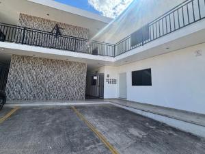 ティシミンにあるDepartamento AF 1のバルコニー付きの建物内の空き駐車場