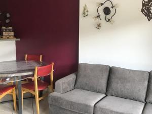 ein Wohnzimmer mit Sofa und Tisch in der Unterkunft Appartement chaleureux 4 pièces, 5 pers, parking - FR-1-676-239 in Châtel + 14 Fotos