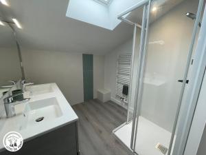 ein Badezimmer mit Waschbecken und Dusche in der Unterkunft Spacieux Gîtes en Vendée avec Piscine Chauffée - FR-1-426-596 in Soullans + 22 Fotos