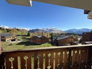 a balcony with a view of the mountains at Appartement rénové 3 pièces, Alpe d'Huez, balcon, parking - FR-1-405-375 in L'Alpe-d'Huez