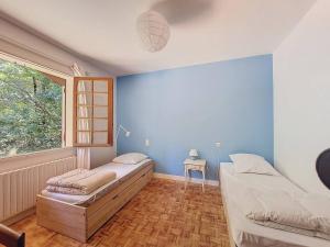 a blue room with two beds and a window at Villa à Moliets 6 pers, animaux permis - FR-1-857-3 in Moliets-et-Maa
