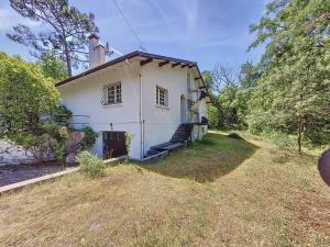 a small white house with a staircase in a yard at Villa à Moliets 6 pers, animaux permis - FR-1-857-3 in Moliets-et-Maa