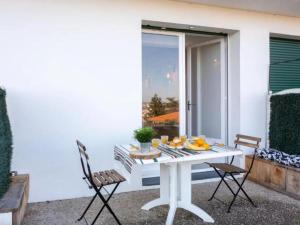 Φαγητό σε αυτό το διαμέρισμα ή κάπου εκεί κοντά