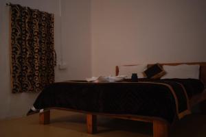 Postel nebo postele na pokoji v ubytování Estate Bungalow with Waterfall, Mountain & Valley Views