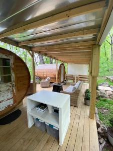 Un pabellón con una mesa blanca sobre una terraza de madera. en Canopy Treehouse - Glamp Design with Amazing Views, Wildwood, GA, en New England 36 fotos más