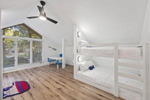 een slaapkamer met een stapelbed en een plafondventilator bij SI2995: 2995 Seabrook Island Rd. in Seabrook Island +61 foto's