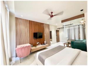 Μια τηλεόραση ή/και κέντρο ψυχαγωγίας στο Hotel Jeeva Varanasi Vedagam Inn Near Kashi Vishwanath Temple- Dashashwamedh Ghat Ganga Arti - Free Wi-Fi- Parking - Lift and Restaurant - Fully Air Conditioning Luxuary Rooms- Best Family Stay Luxuary Hotel