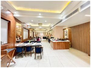 Εστιατόριο ή άλλο μέρος για φαγητό στο Hotel Jeeva Varanasi Vedagam Inn Near Kashi Vishwanath Temple- Dashashwamedh Ghat Ganga Arti - Free Wi-Fi- Parking - Lift and Restaurant - Fully Air Conditioning Luxuary Rooms- Best Family Stay Luxuary Hotel