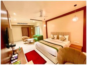 Ένα ή περισσότερα κρεβάτια σε δωμάτιο στο Hotel Jeeva Varanasi Vedagam Inn Near Kashi Vishwanath Temple- Dashashwamedh Ghat Ganga Arti - Free Wi-Fi- Parking - Lift and Restaurant - Fully Air Conditioning Luxuary Rooms- Best Family Stay Luxuary Hotel