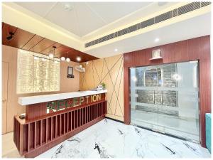 Η κουζίνα ή μικρή κουζίνα στο Hotel Jeeva Varanasi Vedagam Inn Near Kashi Vishwanath Temple- Dashashwamedh Ghat Ganga Arti - Free Wi-Fi- Parking - Lift and Restaurant - Fully Air Conditioning Luxuary Rooms- Best Family Stay Luxuary Hotel +44 φωτογραφίες