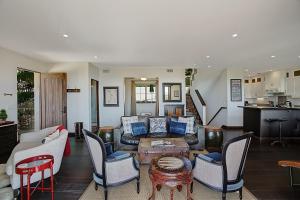 een woonkamer met een bank, stoelen en een tafel bij Ocean View Villa in Santa Barbara