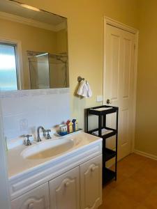 阿波罗湾Beachside Apartment的浴室里有洗手池和镜子