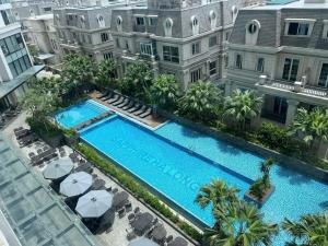 an overhead view of a swimming pool in a building at Homestay Sapphire Studio với City View in Ha Long