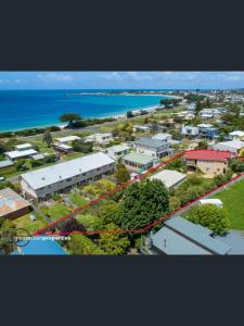 阿波罗湾Beachside Apartment的俯瞰大海的城市