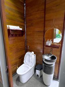 Koupelna v ubytování Cọ Homestay