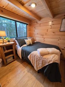 Ένα ή περισσότερα κρεβάτια σε δωμάτιο στο Incredible Modern Tiny Log Cabin near the Ammonoosuc River for a Romantic Getaway in New Hampshire