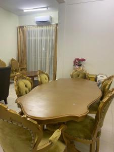 a conference room with a wooden table and chairs at Cantique Homestay in Mantin