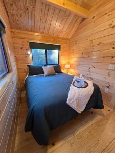 Ένα ή περισσότερα κρεβάτια σε δωμάτιο στο Incredible Modern Tiny Log Cabin near the Ammonoosuc River for a Romantic Getaway in New Hampshire +16 φωτογραφίες