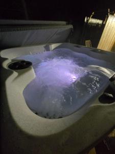 Φωτογραφία από το άλμπουμ του Incredible Modern Tiny Log Cabin near the Ammonoosuc River for a Romantic Getaway in New Hampshire σε Jericho