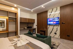 ein Schlafzimmer mit einem großen Bett und einem Fernseher in der Unterkunft The Cabyn Boutique Hotel in Pantang