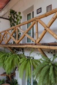 una celosía de madera en el lateral de un edificio en Hotel Casa Lasibe Café, en Santa Cruz Huatulco 110 fotos más