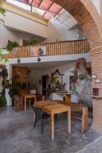comedor con mesa de madera y bancos en Hotel Casa Lasibe Café, en Santa Cruz Huatulco