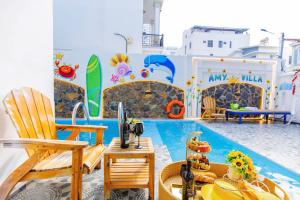 Ein Zimmer am Pool mit Swimmingpool, Stühlen und einem Tisch in der Unterkunft Villa Hồ Bơi Vũng Tàu Đi Bộ Ra Biển - Gần Tháp Tam Thắng - Amy 7 in Vũng Tàu