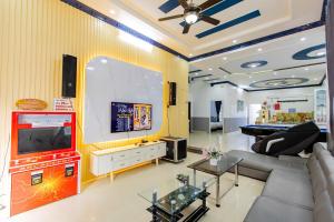 ein Wohnzimmer mit einem TV und einem Billardtisch in der Unterkunft Villa Hồ Bơi Vũng Tàu Đi Bộ Ra Biển - Gần Tháp Tam Thắng - Amy 7 in Vũng Tàu