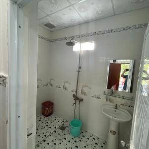 een badkamer met een wastafel en een spiegel bij Nhà Nghỉ Việt Thắng Dinh Thầy Thím in La Gi