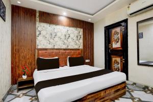a bedroom with a large bed in a room at Super Townhouse ESIC Medical College Faridabad Formerly Royal Mountain in Faridabad