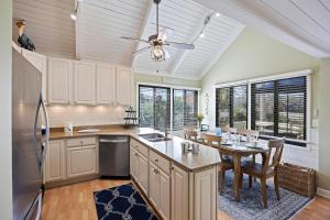 uma cozinha grande com uma mesa e uma geladeira em SL919: 919 Sealoft em Seabrook Island
