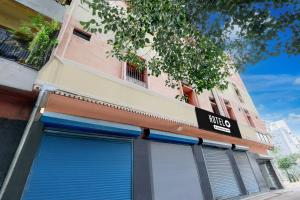 チェンナイにあるHotel O Chennai Central Railway Station Formerly Annakilly Tower Guest Houseの青い扉の建物 +21枚の写真