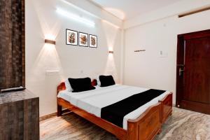 チェンナイにあるHotel O Chennai Central Railway Station Formerly Annakilly Tower Guest Houseの枕が2つ置かれたベッドのある寝室