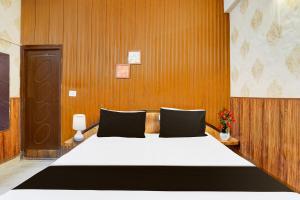 Postel nebo postele na pokoji v ubytování Hotel O Dehradun City Centre