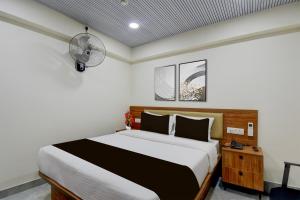um quarto com uma cama grande em um quarto em Super Hotel O Pune Kasarwadi Railway Station em Pune