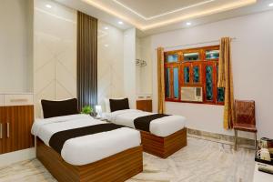 Ένα ή περισσότερα κρεβάτια σε δωμάτιο στο Super Townhouse Vishwanath Temple Varanasi