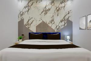 Ένα ή περισσότερα κρεβάτια σε δωμάτιο στο Super Townhouse Vishwanath Temple Varanasi