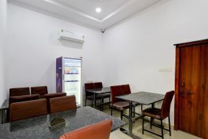 a waiting room with tables and chairs and a vending machine at Super Collection O L.B Nagar Metro Station Formerly D N Groups in Surūrnagar