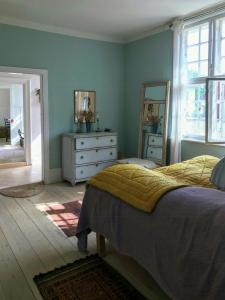 Historic Manor House At Gelskov Estate في Sandholts-Lyndelse: غرفة نوم بسرير وخزانة ومرآة