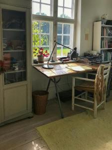 Historic Manor House At Gelskov Estate في Sandholts-Lyndelse: مكتب فيه مصباح وكرسي في الغرفة +20 صورة