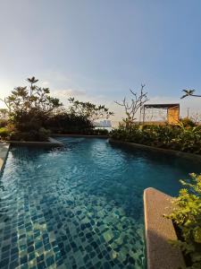 Bazén v ubytování HI Studio Mesahill Premier with Bathtub nebo v jeho okolí