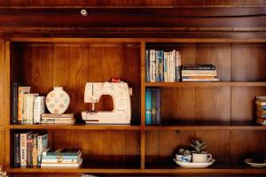 una estantería de madera con una máquina de coser encima en Cottown homestay, en Khu Chi Lăng