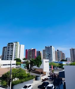 een uitzicht op een stad met auto's geparkeerd op een parkeerplaats bij CeoHost Studios Premium in Aracaju