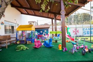 un parque infantil con un montón de juguetes en el suelo en Pousada Recanto Sol a Sol, en Cabo Frío