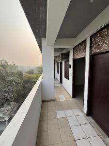 Un pasillo de un edificio con una puerta y una vista. en Hotel R Villa - Near Hauz Khas Fort, en Nueva Delhi