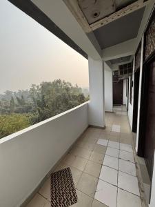 una habitación con balcón y alfombra de leopardo en Hotel R Villa - Near Hauz Khas Fort, en Nueva Delhi
