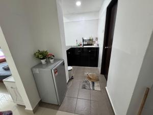 Η κουζίνα ή μικρή κουζίνα στο D'Royale NH Homestay Kompleks Mutiara Gua Musang