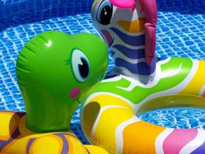 Un elefante de juguete sentado junto a un cuenco de agua. en Basque Palace, Mansion con Jardín, Barbacoa, Gimnasio, Piscina, Sauna, en Mungia