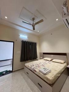 a bedroom with a bed with a ceiling fan at Hotel Jaipur In, Jatipura Parikrama Marg Near Mukharvind Temple in Govardhan +32 photos