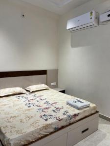 1 dormitorio con 1 cama con edredón de flores en Hotel Jaipur In, Jatipura Parikrama Marg Near Mukharvind Temple, en Govardhan
